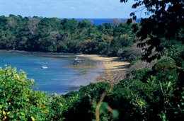 Archipel-des-Comores;-Baie;-Baobab;-Bateau;-Forêt;-France;-Kaleidos;-Kaleidos-images;-La-parole-à-limage;-Laurent-Abad;-Mayotte;-Océan-Indien;-Paysage-marin;-Plage;-Ponton;-Stories-Pictures